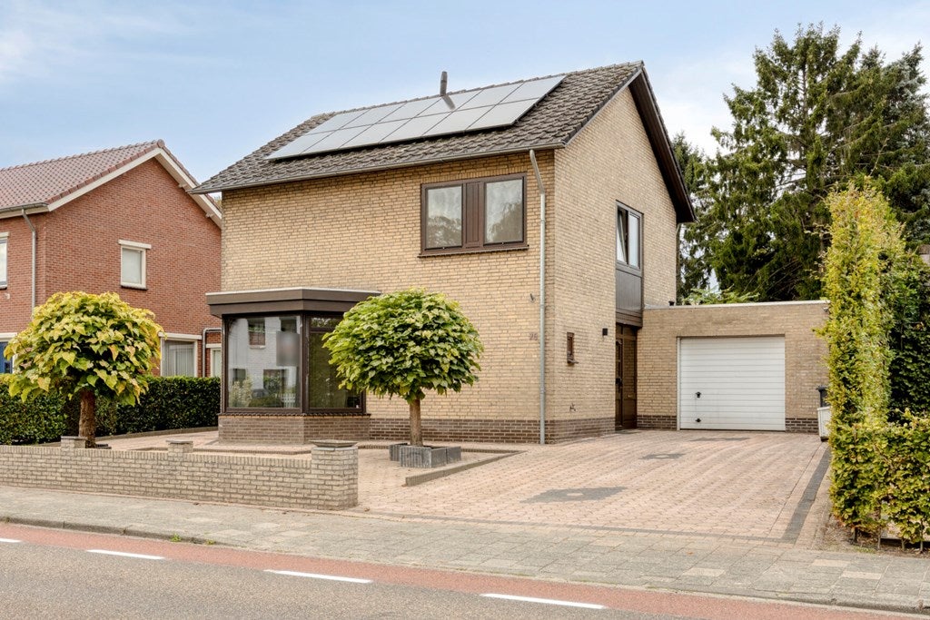 Huis Burg. Van Houtstraat 75 in Budel
