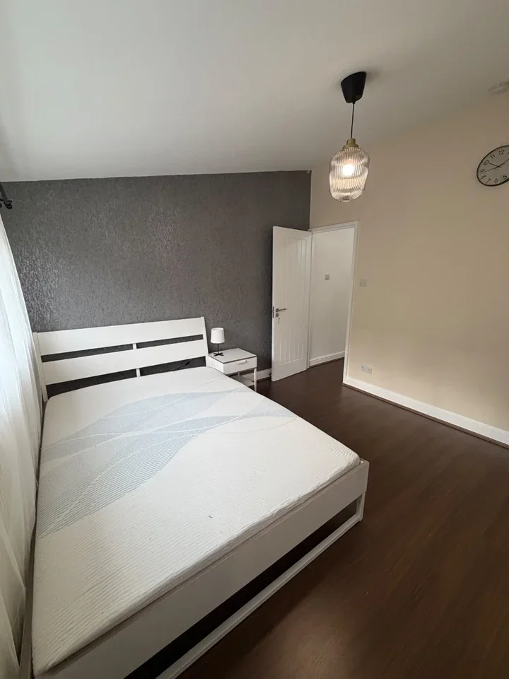 Room Westbury Road in Greater London