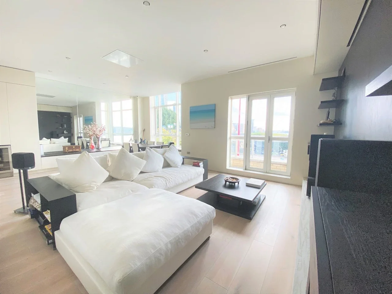 Flat Westferry Circus in Greater London