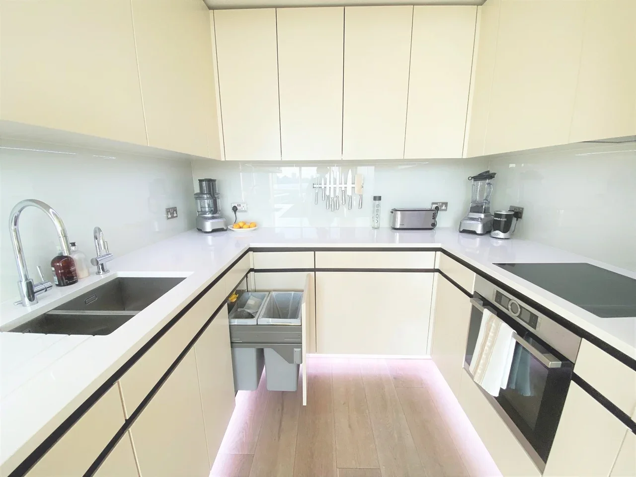 Flat Westferry Circus in Greater London