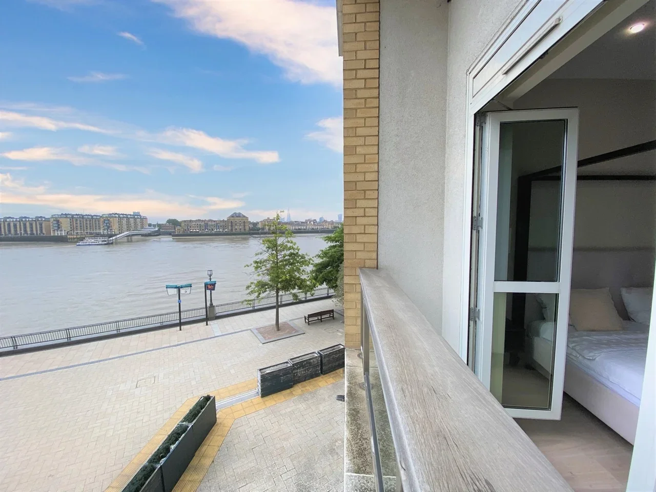 Flat Westferry Circus in Greater London