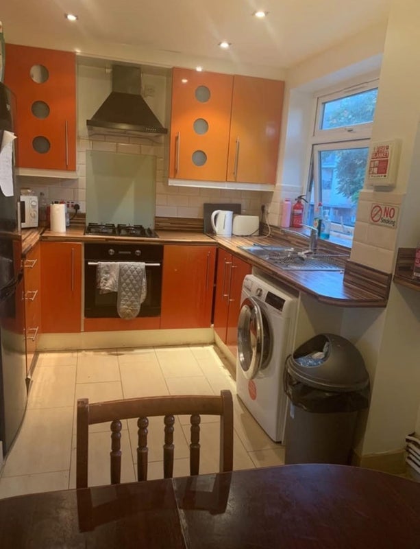 Room Warner Road in Greater London