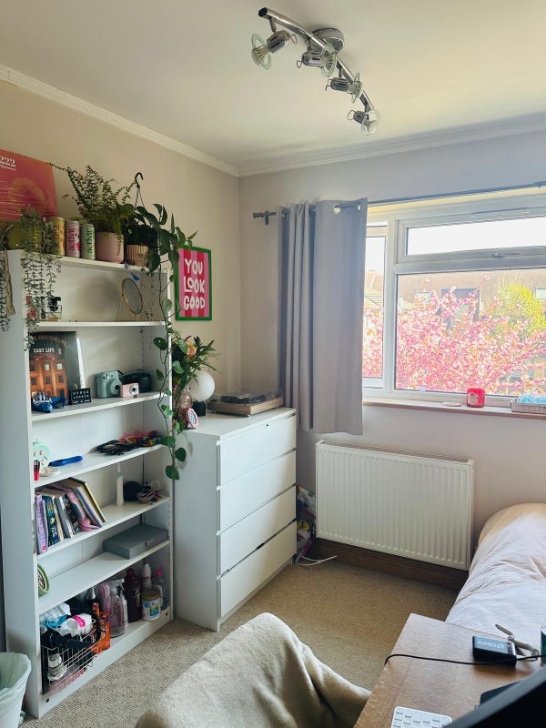 Room Warner Road in Greater London