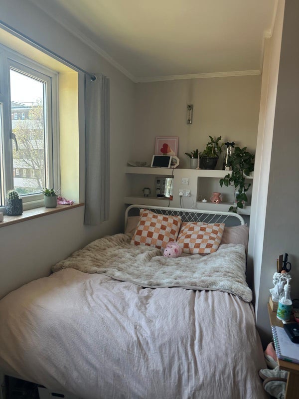 Room Warner Road in Greater London