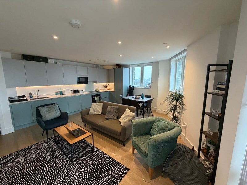Room Herne Hill Road in Greater London