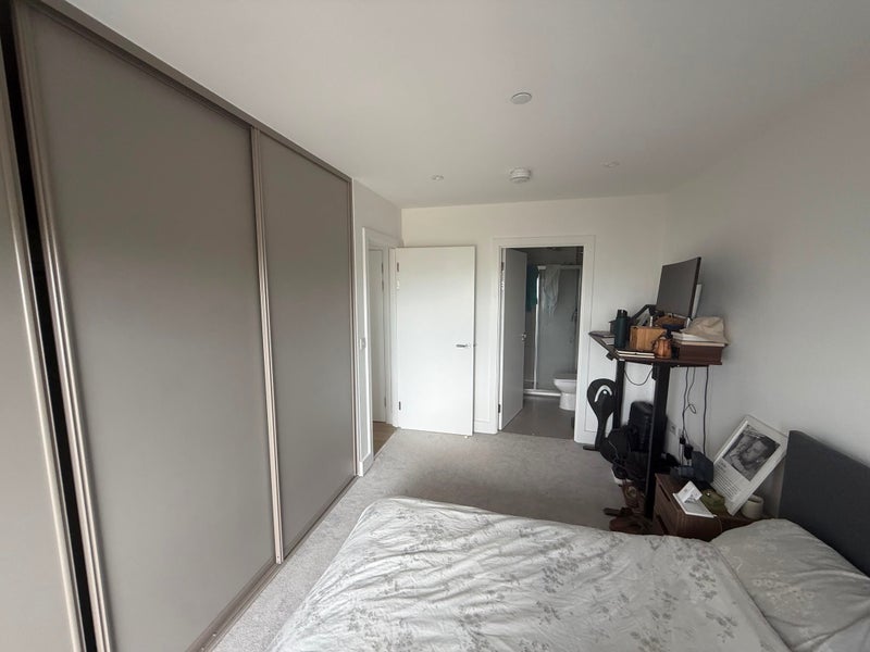 Room Herne Hill Road in Greater London