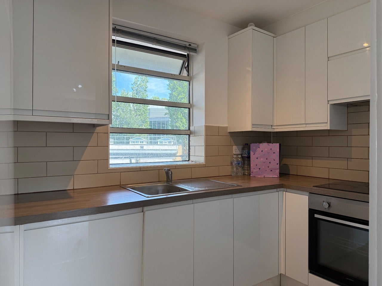 Flat Spring Grove Road in Greater London