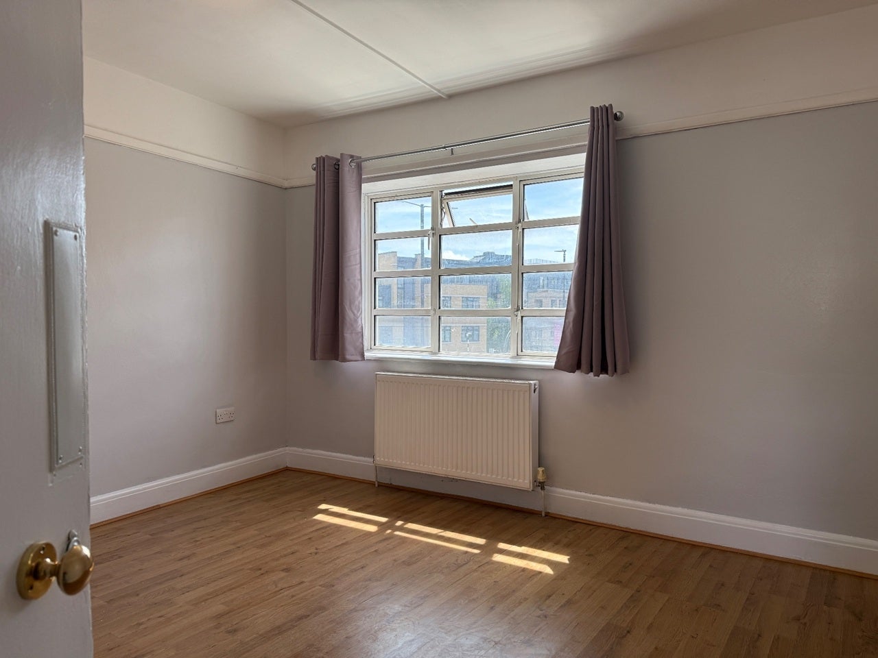 Flat Spring Grove Road in Greater London