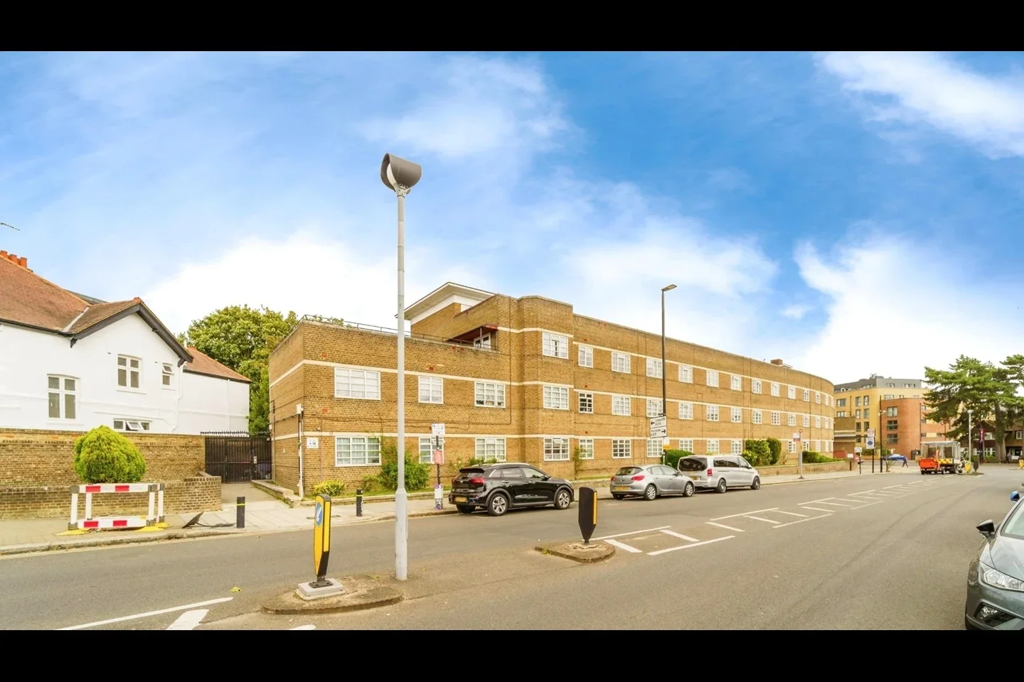 Flat Spring Grove Road in Greater London