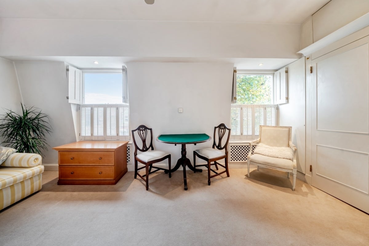 Flat Upham Park Road in Greater London
