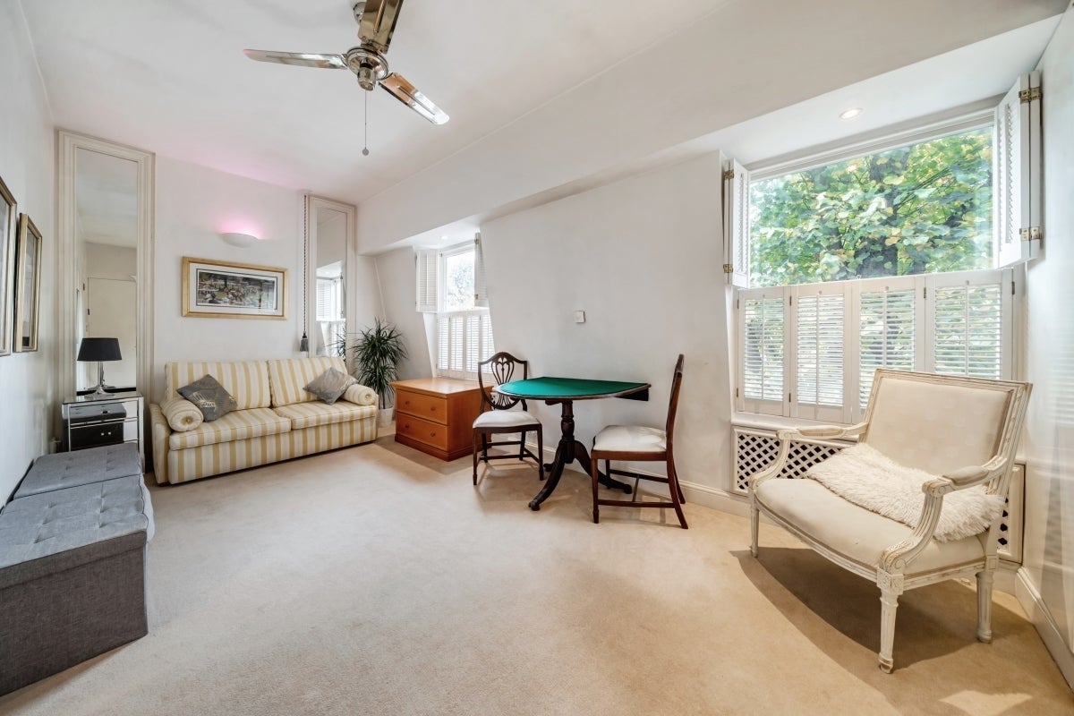 Flat Upham Park Road in Greater London
