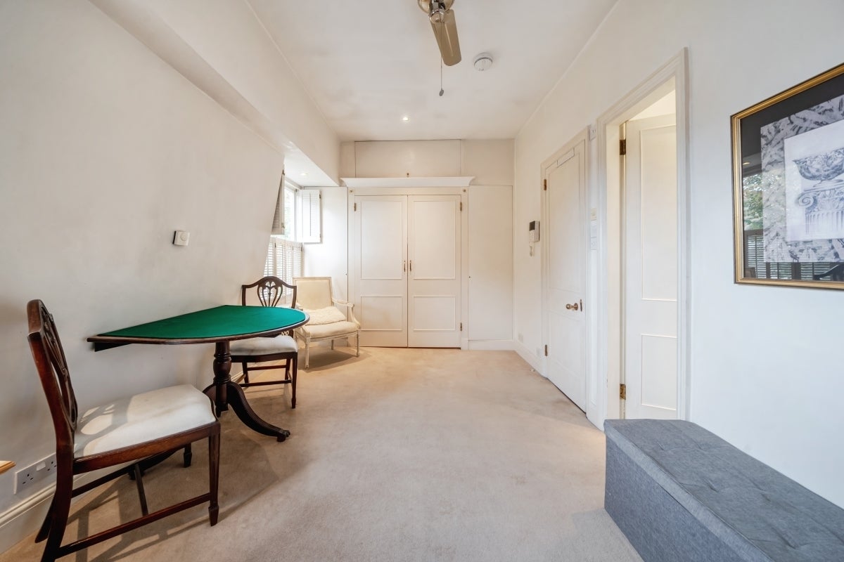 Flat Upham Park Road in Greater London