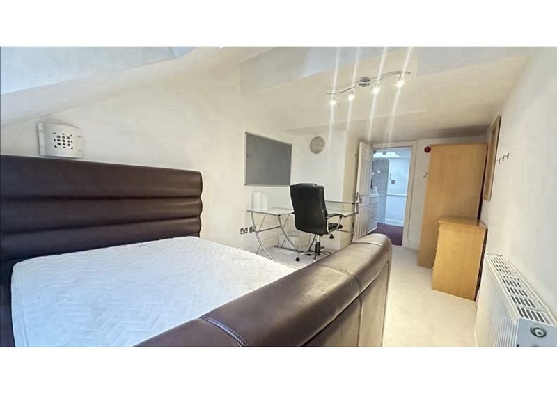 Room Kingswood Road in Manchester