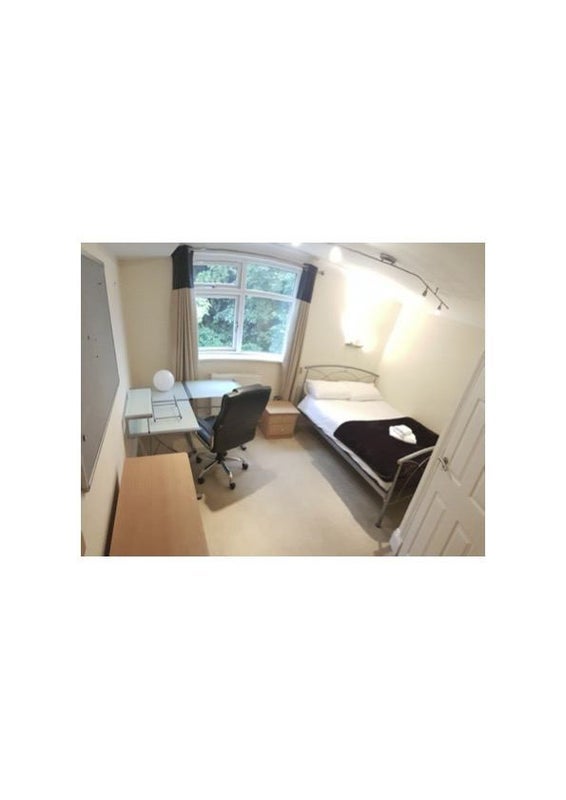 Room Kingswood Road in Manchester