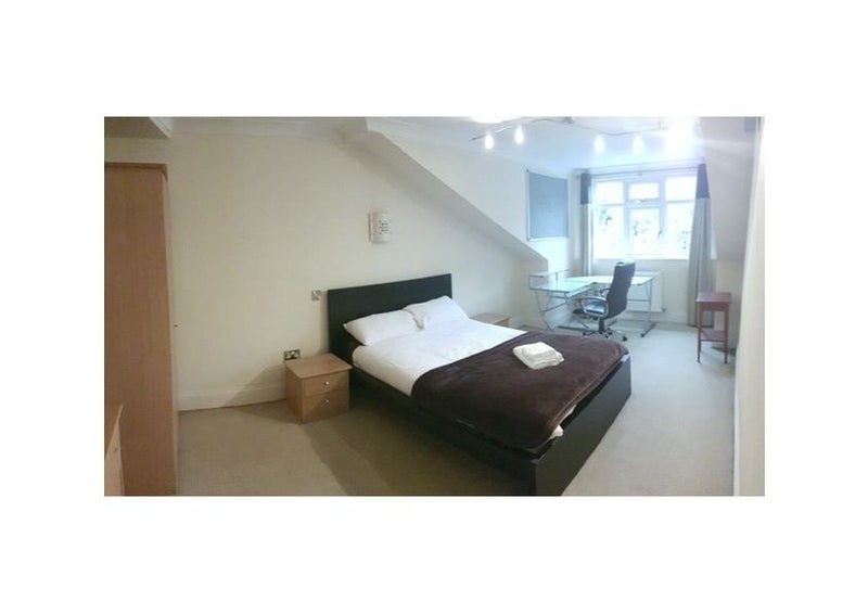 Room Kingswood Road in Manchester