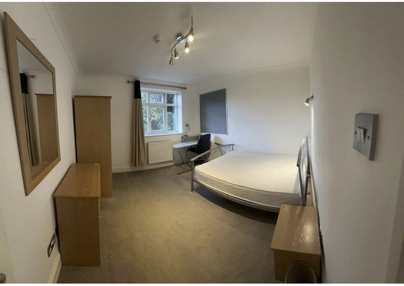Room Kingswood Road in Manchester
