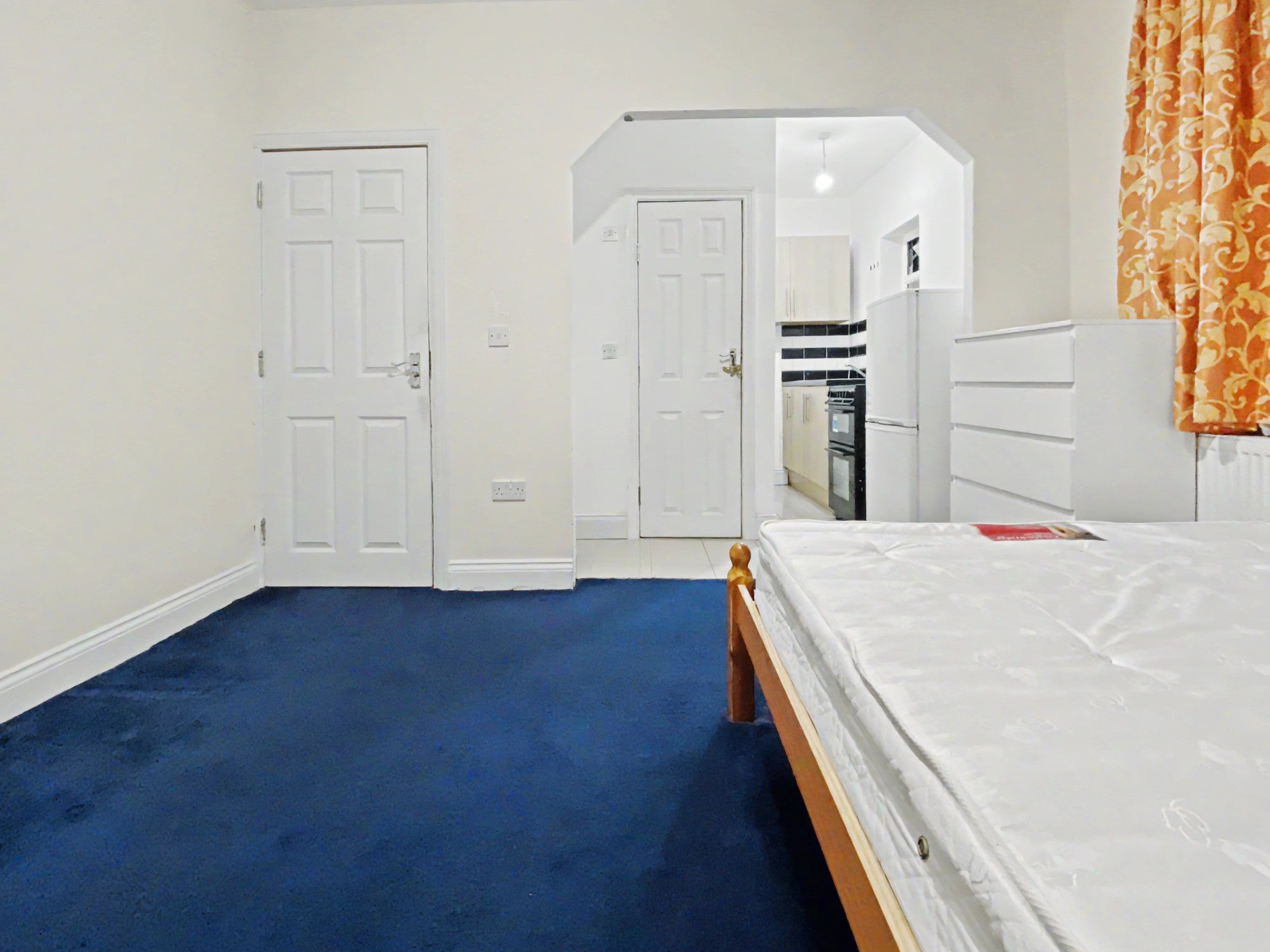 Flat Chatsworth Crescent in Greater London