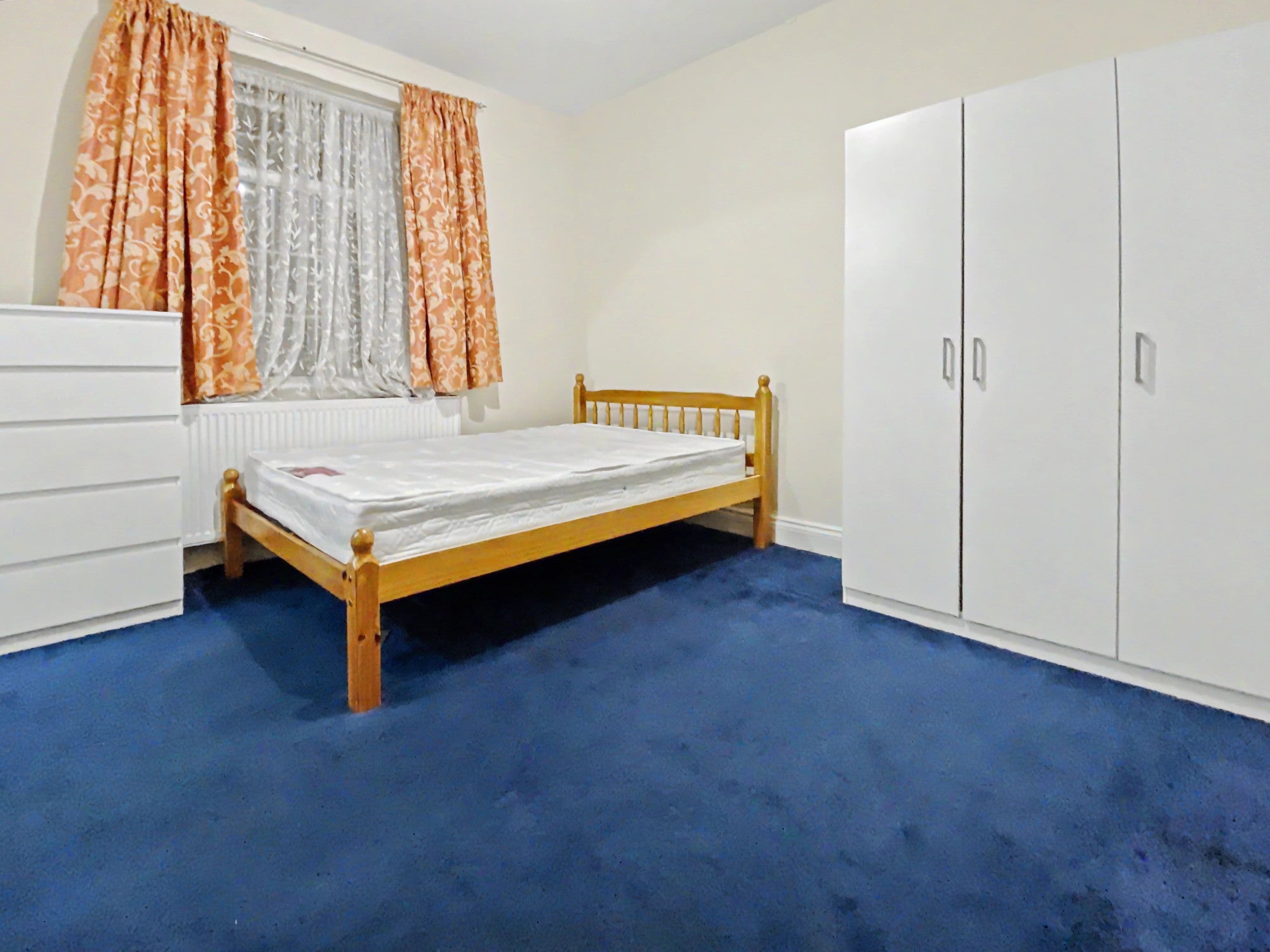 Flat Chatsworth Crescent in Greater London