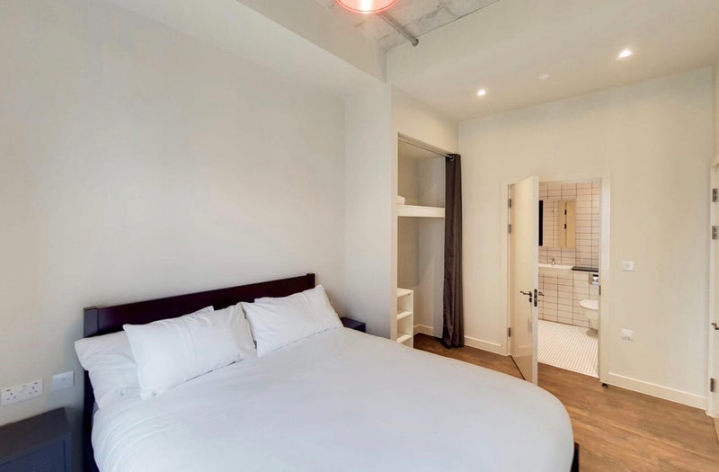 Room Lakeside Way in Greater London