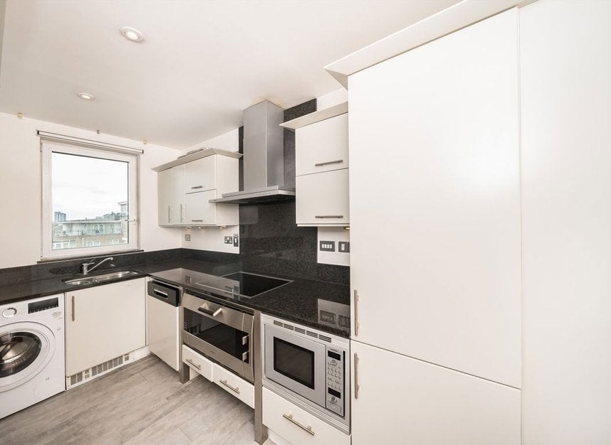 Flat Brewhouse Lane in Greater London
