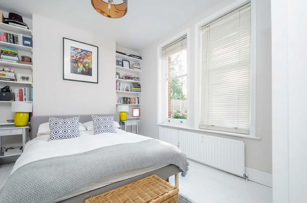 Flat Riggindale Road in Greater London