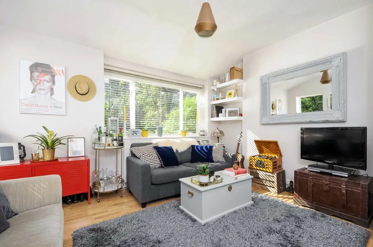 Flat Riggindale Road in Greater London