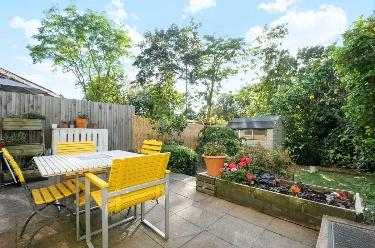 Flat Riggindale Road in Greater London