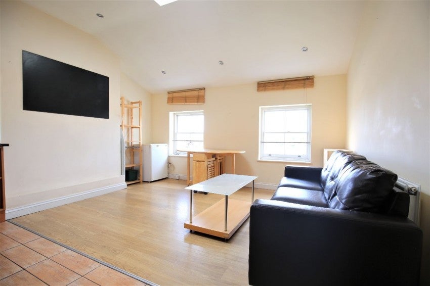 Flat Fortess Road in Greater London