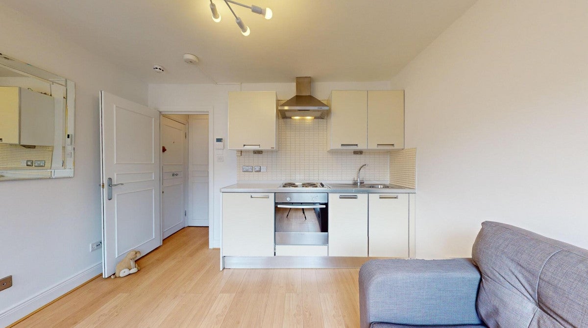 Flat Egerton Gardens in Greater London