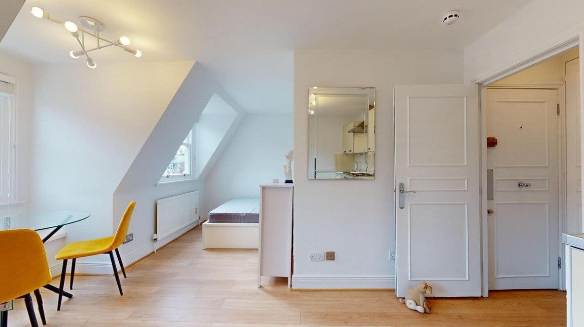 Flat Egerton Gardens in Greater London