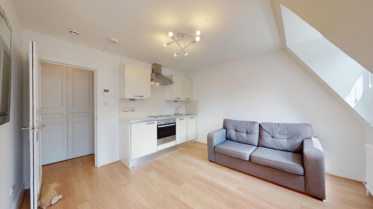 Flat Egerton Gardens in Greater London