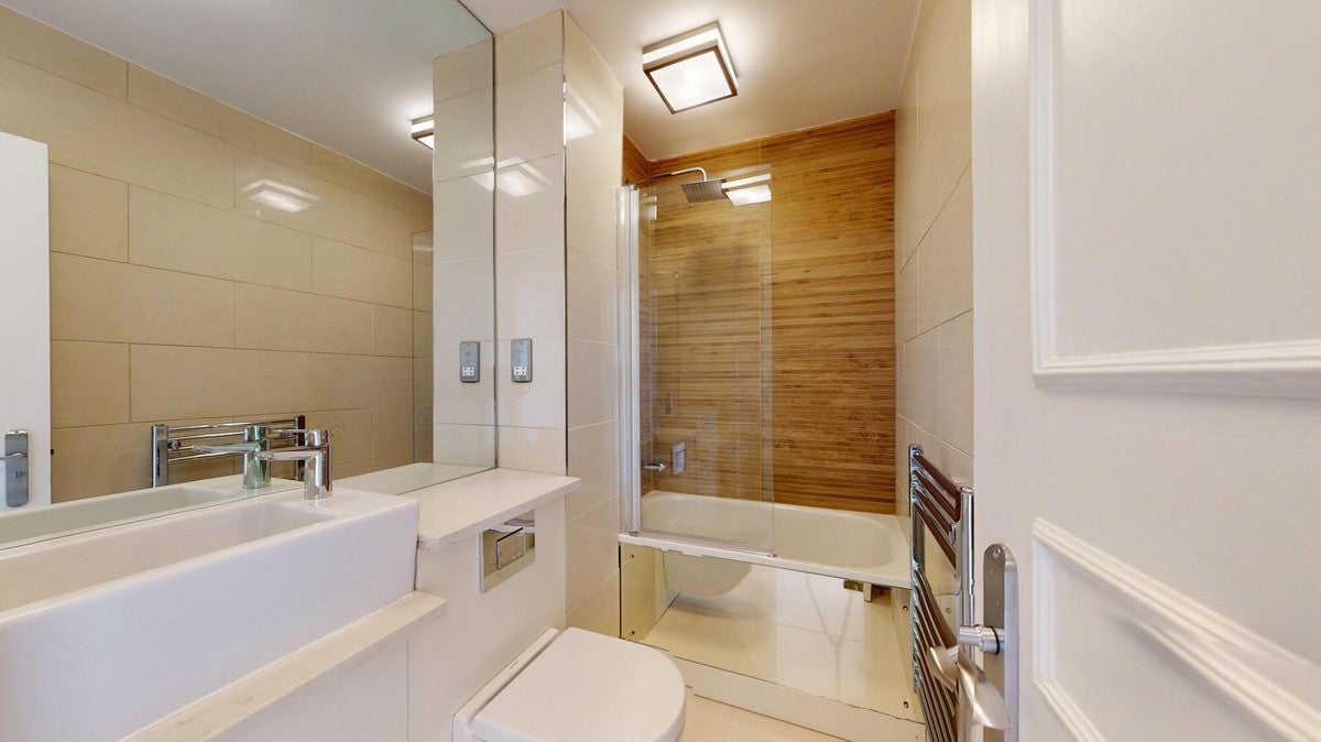 Flat Egerton Gardens in Greater London