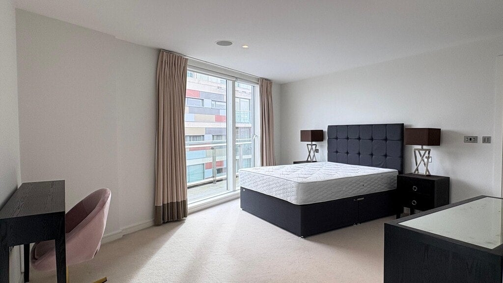 Flat Gatliff Road in City of Westminster