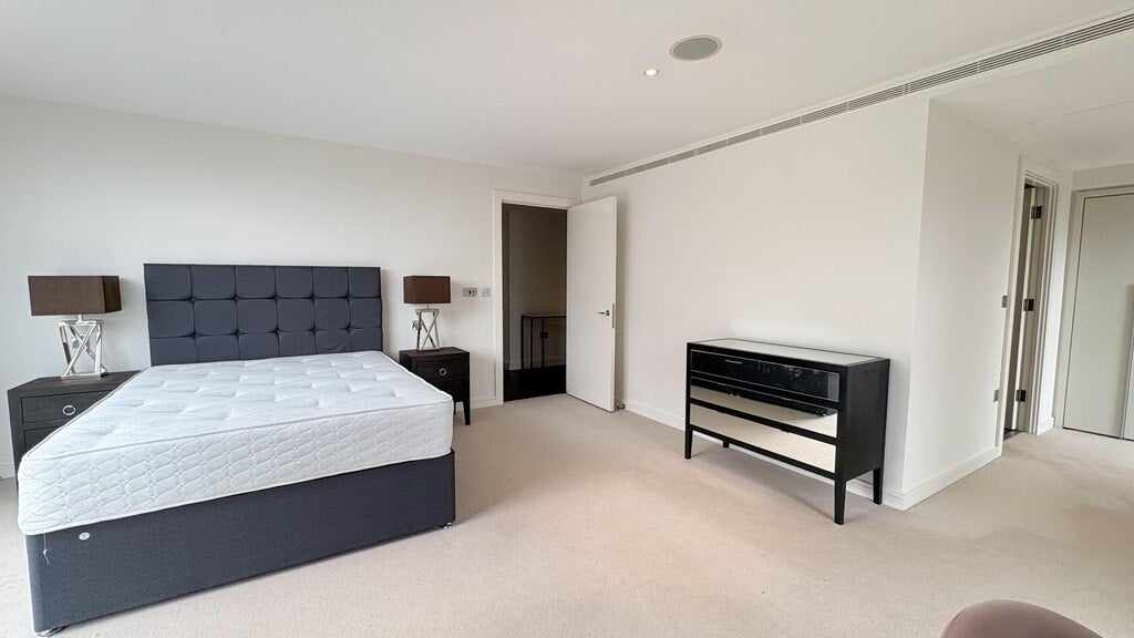 Flat Gatliff Road in City of Westminster