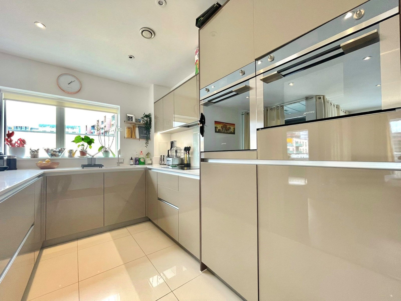 Flat Peartree Way in Greater London
