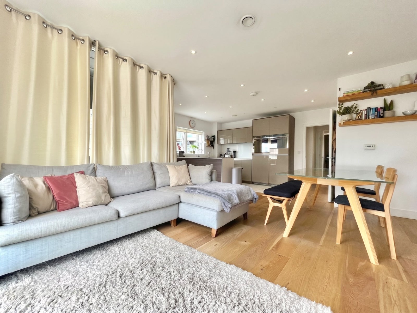 Flat Peartree Way in Greater London