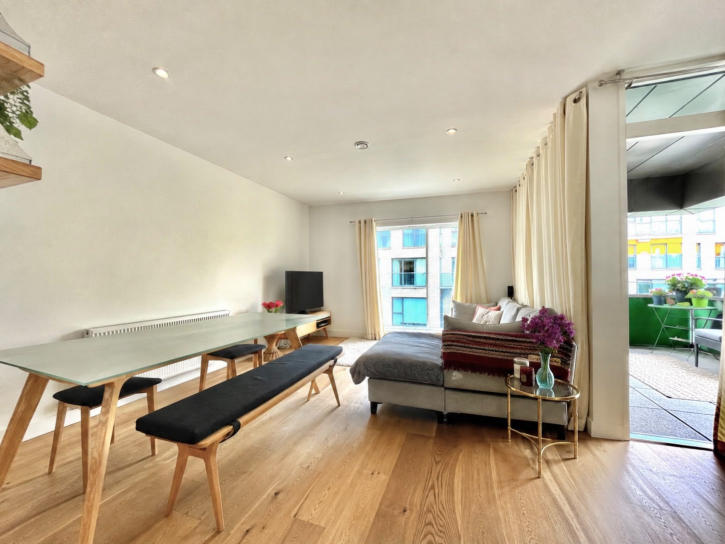 Flat Peartree Way in Greater London