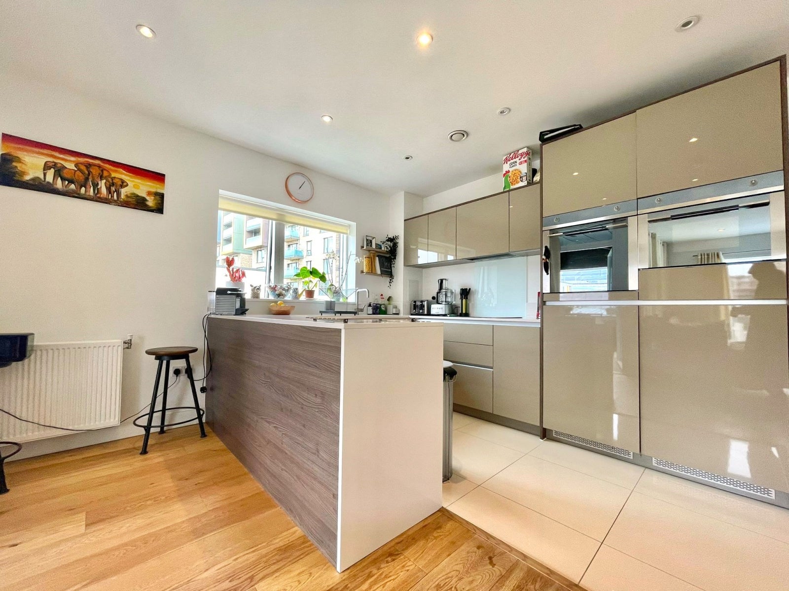 Flat Peartree Way in Greater London