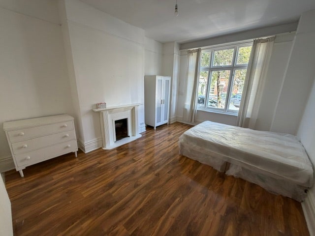 Room Vaughan Road in Greater London