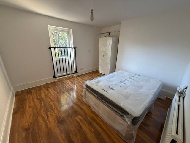 Room Vaughan Road in Greater London