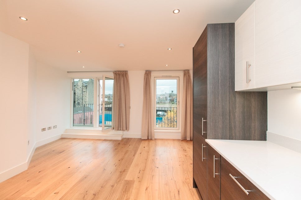 Flat Brandfield Street in City of Edinburgh