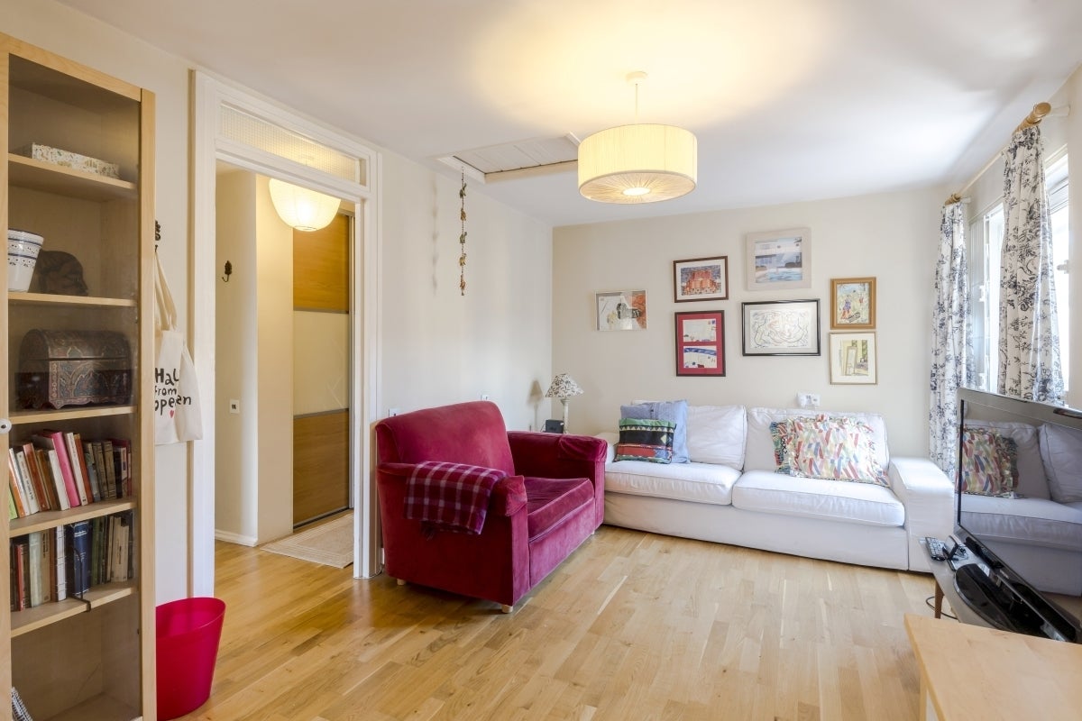 Flat Tessa Sanderson Place in Greater London