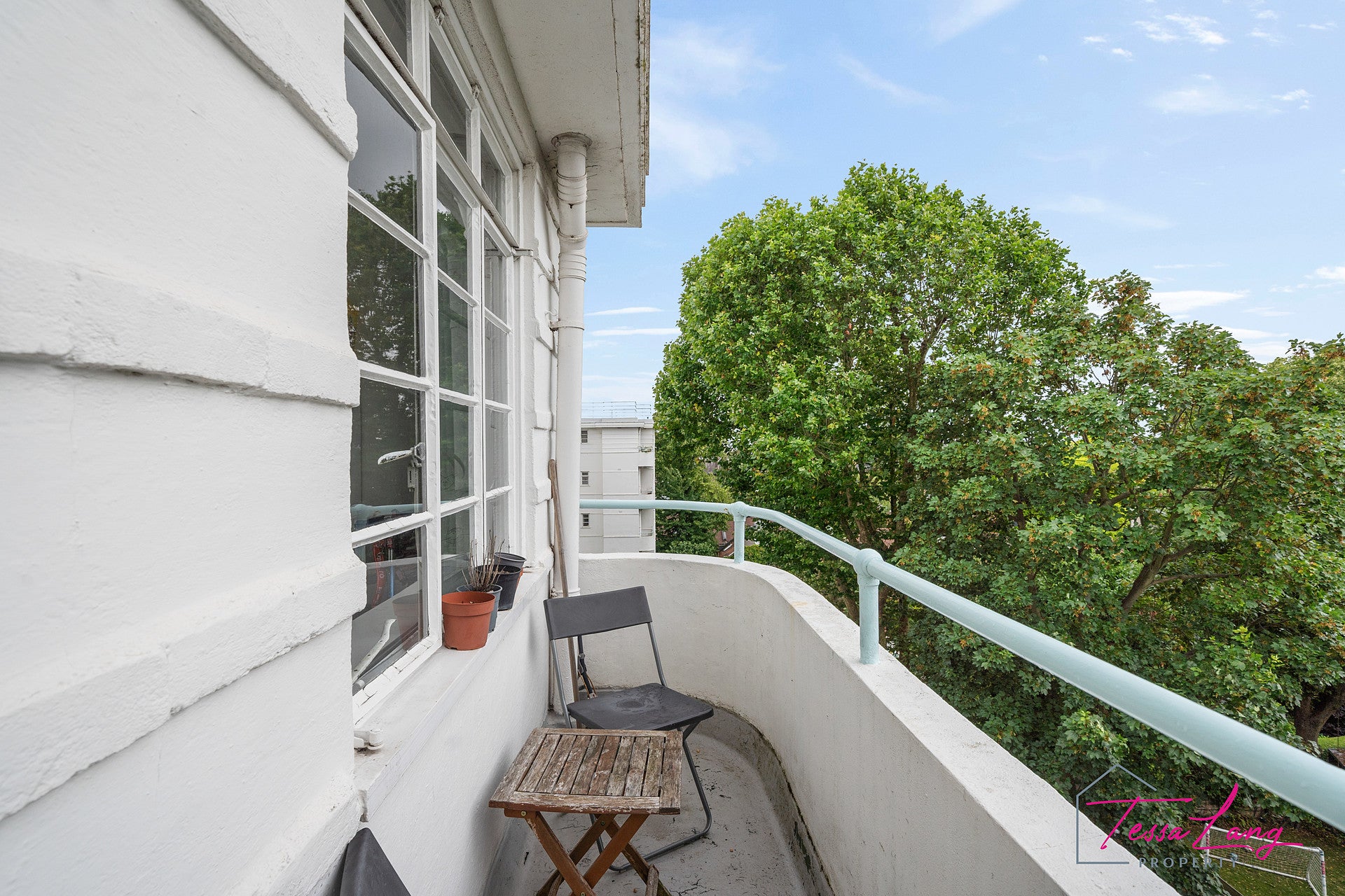 Flat Haverstock Hill in Greater London