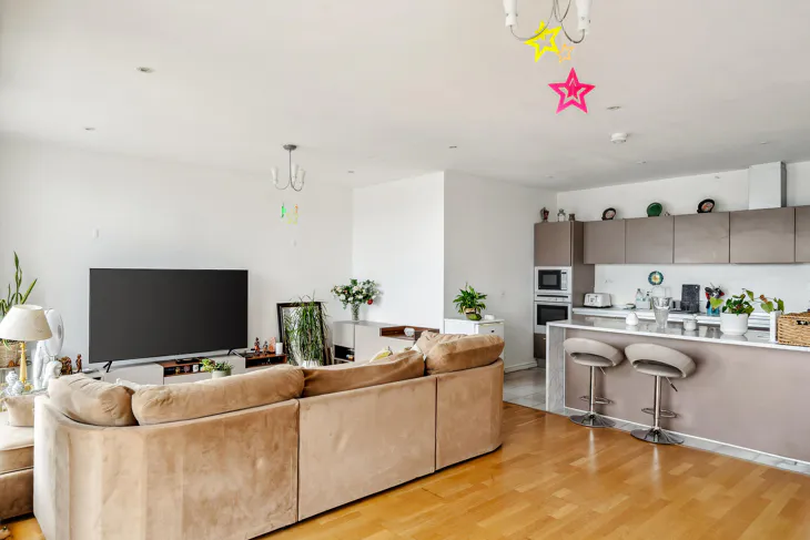 Flat Melliss Avenue in Greater London