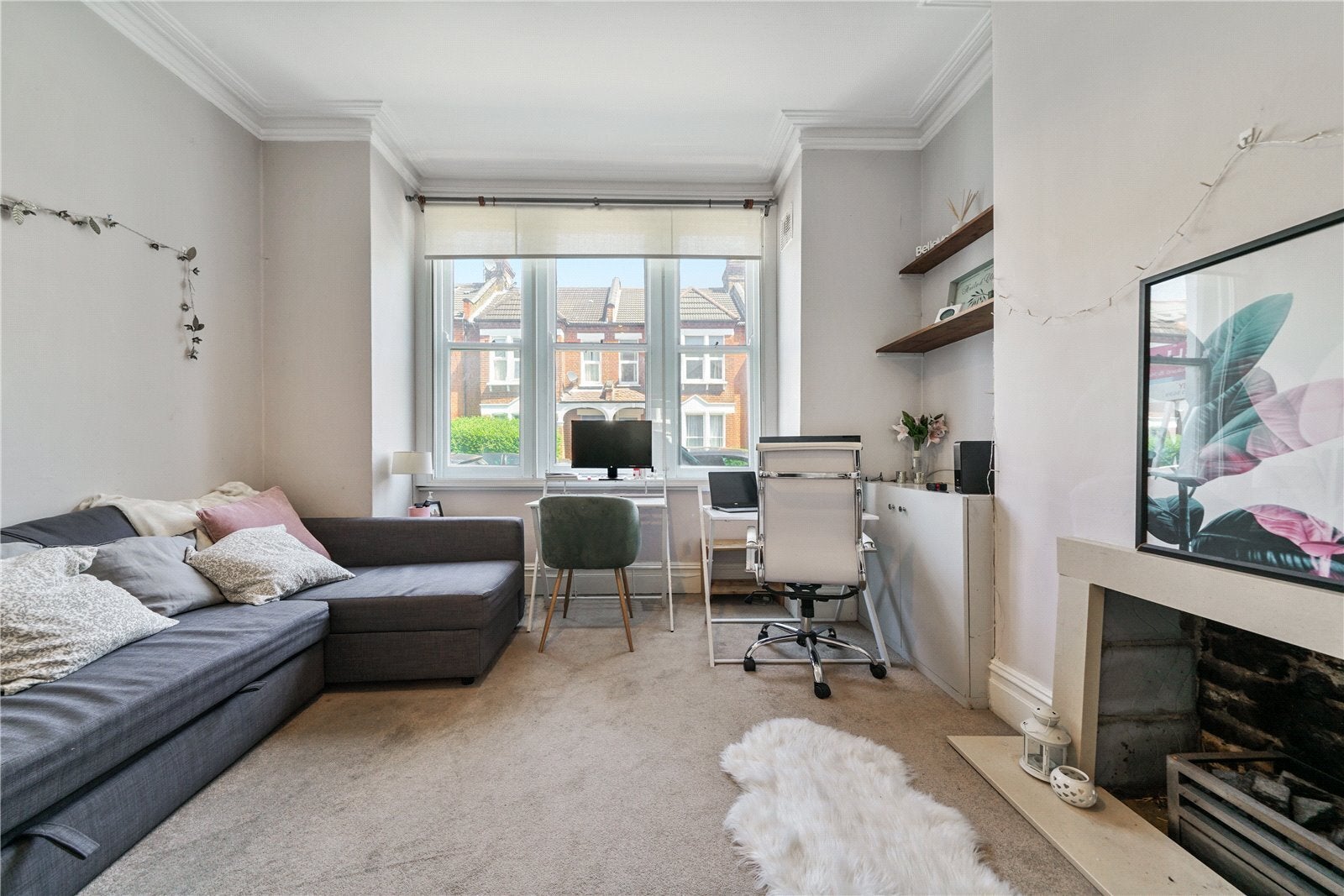 Flat Hazelbourne Road in Greater London