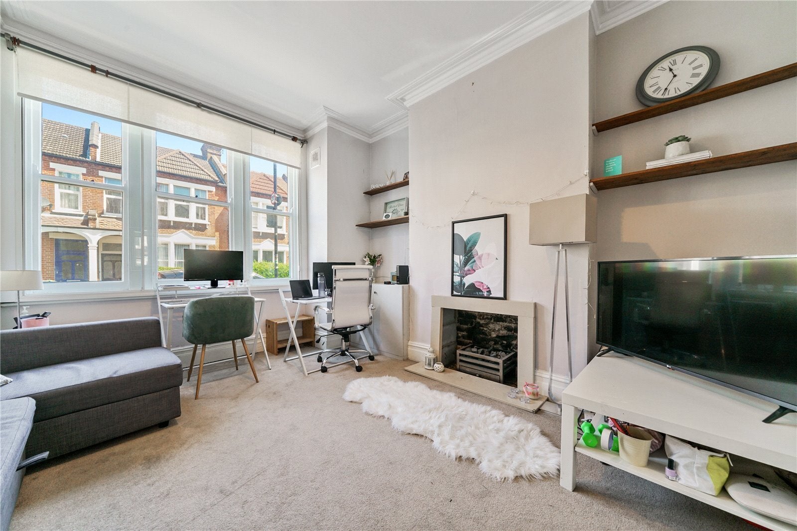 Flat Hazelbourne Road in Greater London
