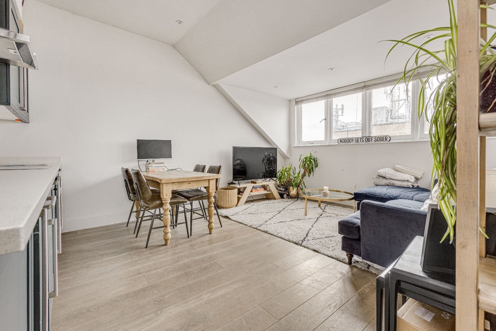 Flat Elspeth Road in Greater London