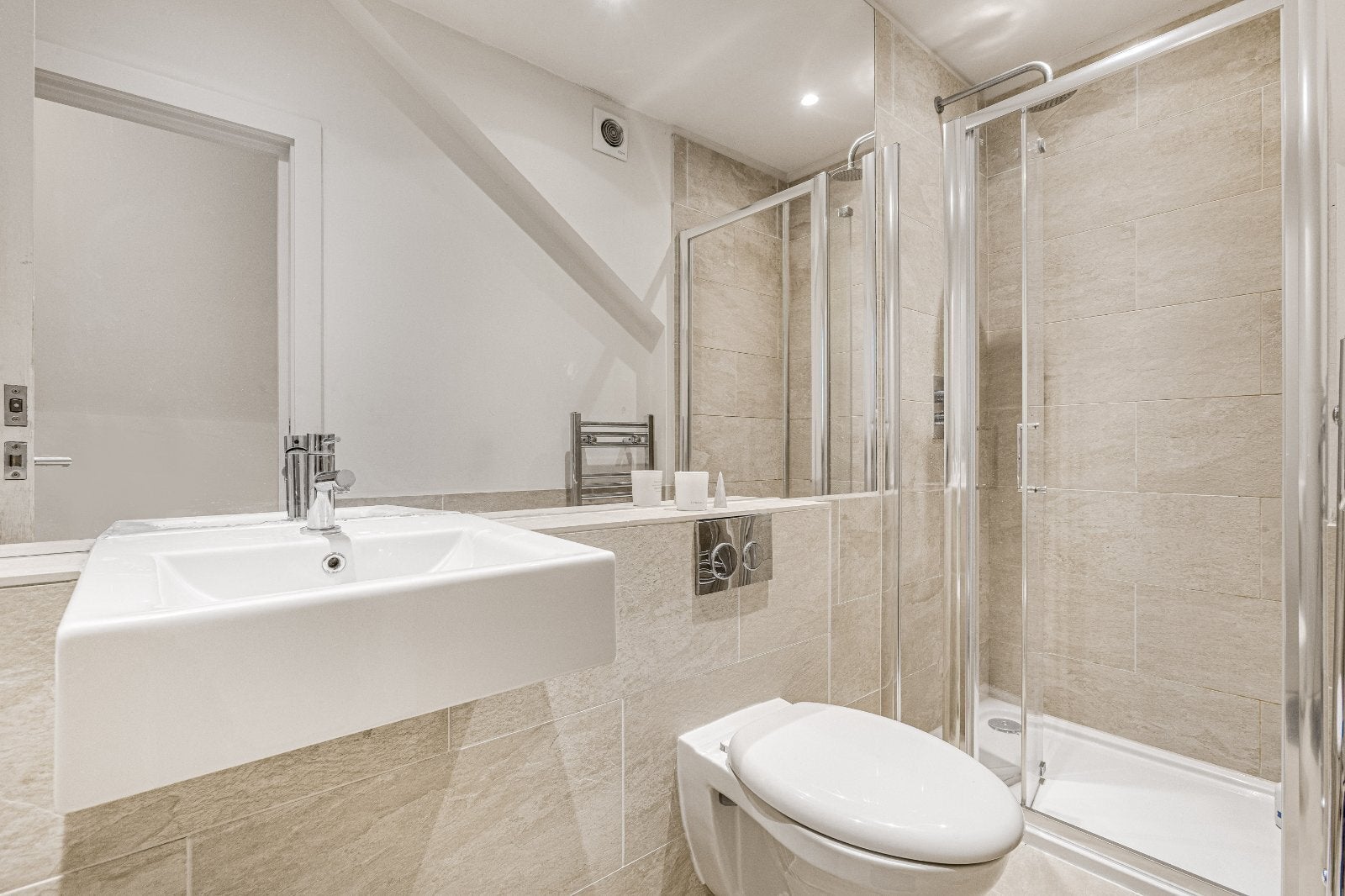 Flat Elspeth Road in Greater London