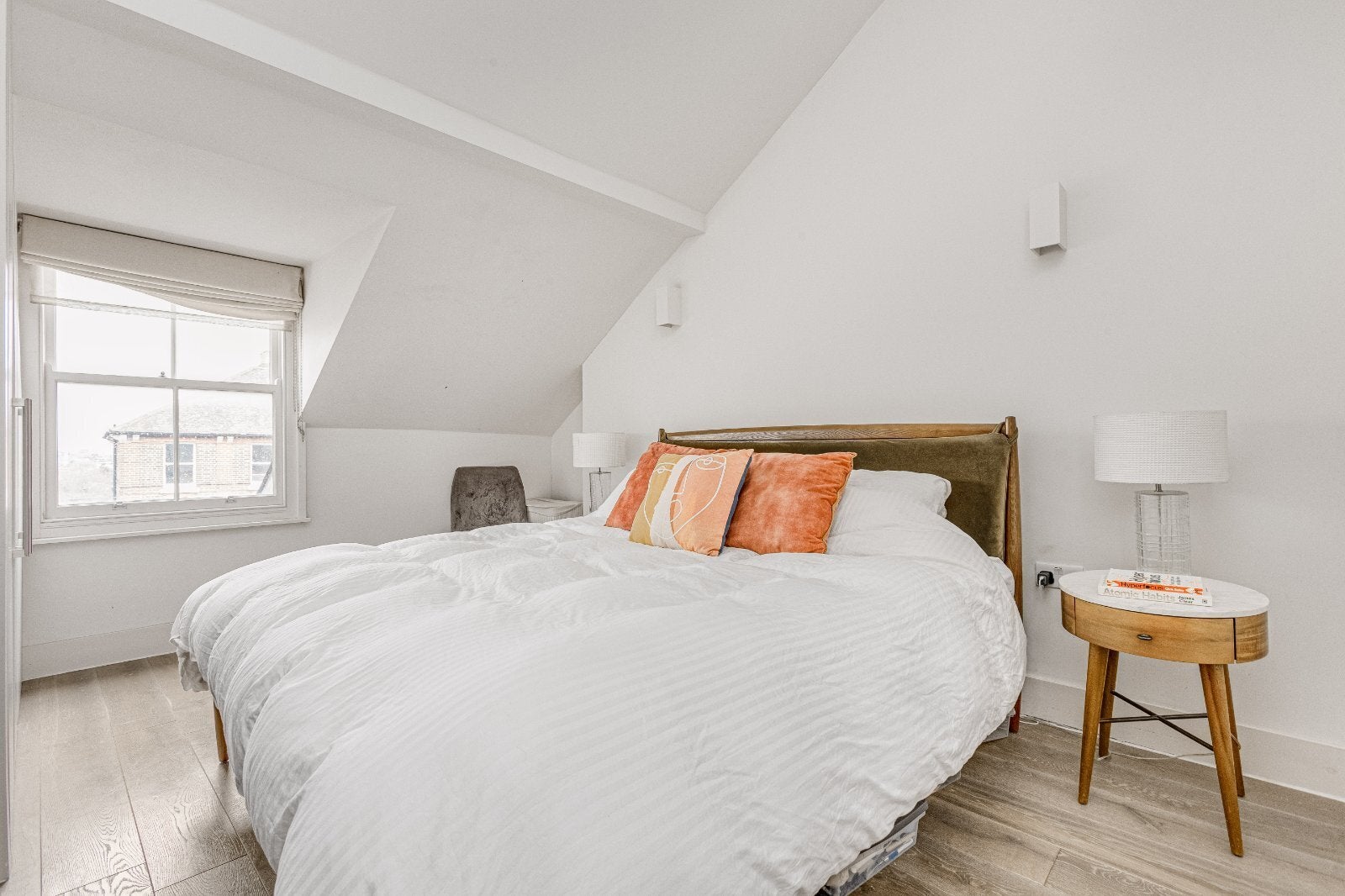 Flat Elspeth Road in Greater London