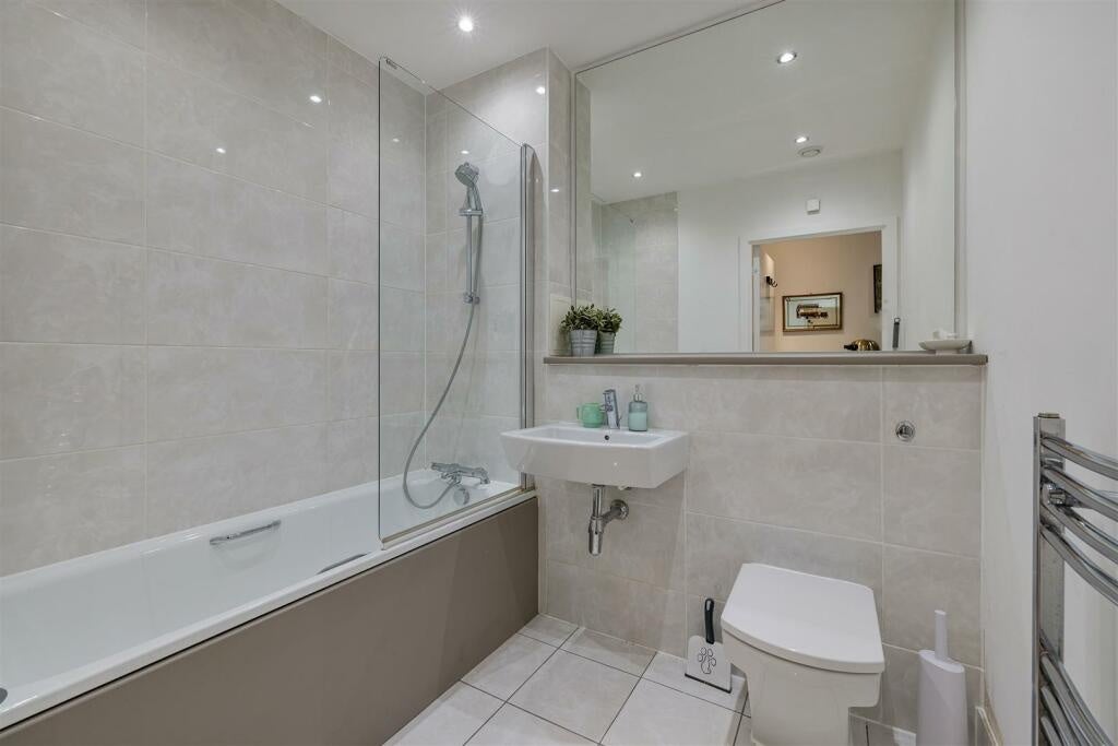 Flat Haggerston Road in Greater London